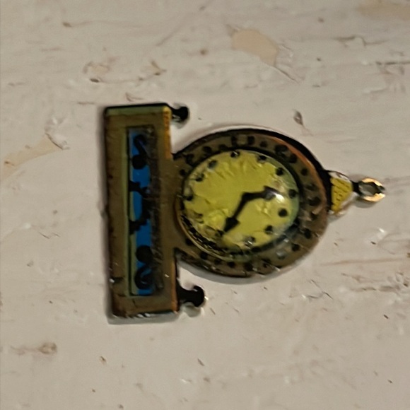 0.75” gold tone clock shaped & face charm pendant with jump hoop - Picture 8 of 12